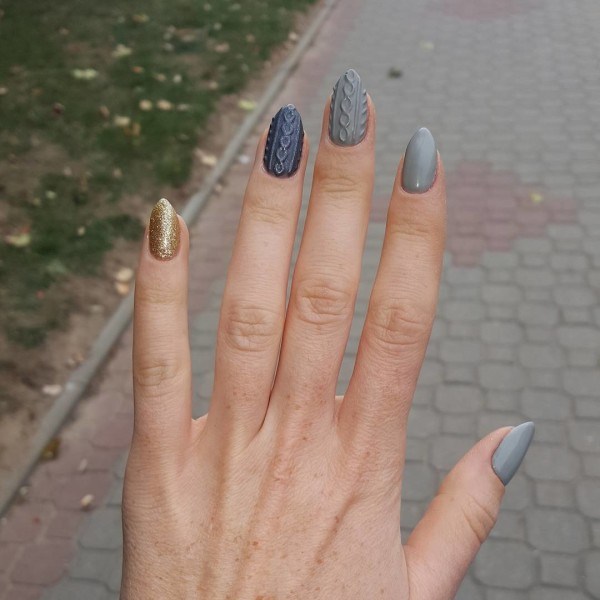 gray tone cable knit nails