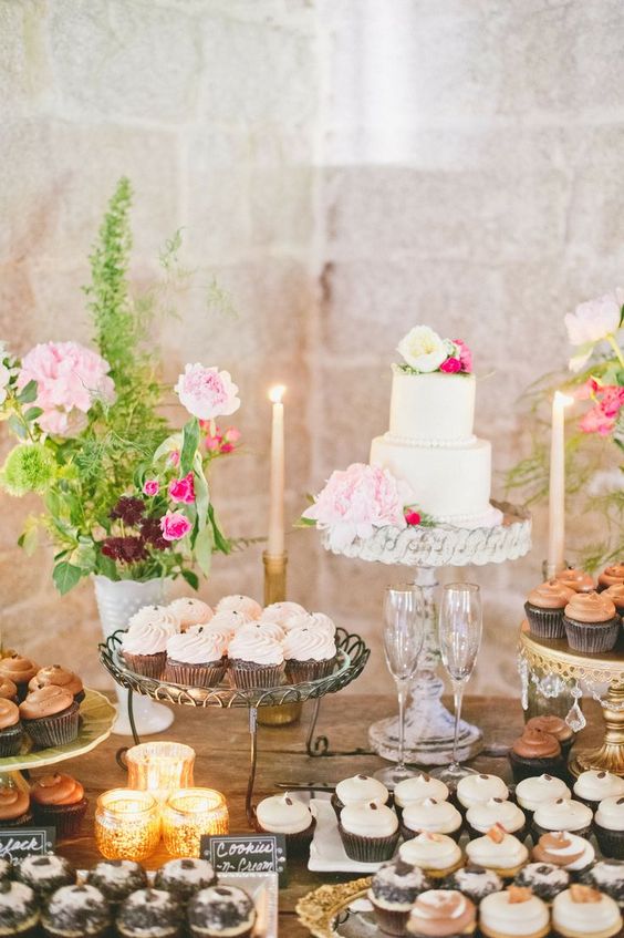 cake with cupcakes design