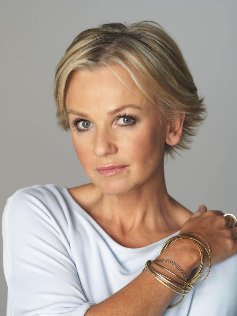Lisa Maxwell’s blonde actress short hair