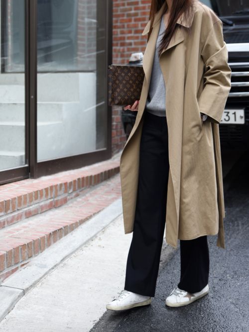 Street Style Coat with Loose Gray shirt and  Straight-cut Pants and Sneakers