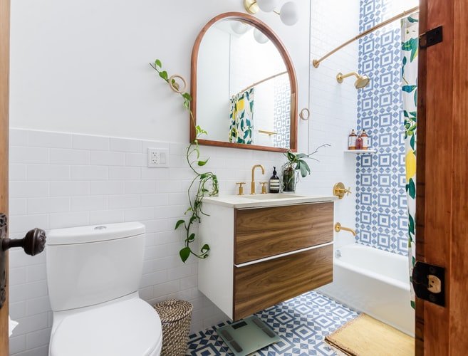 make at home on a budget- new mirror in the bathroom