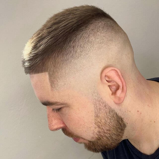 men's High skinfade with a short scissor cut on the top
