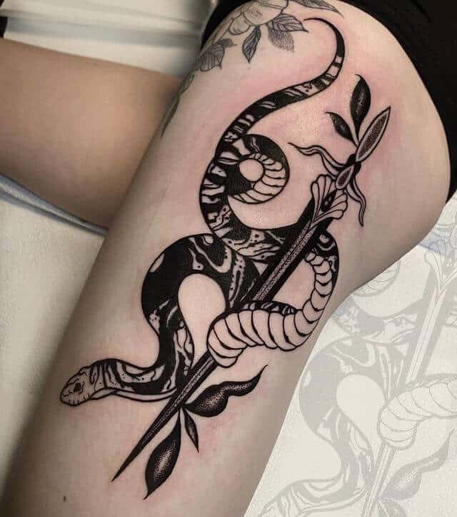unique snake side thigh tattoo ideas