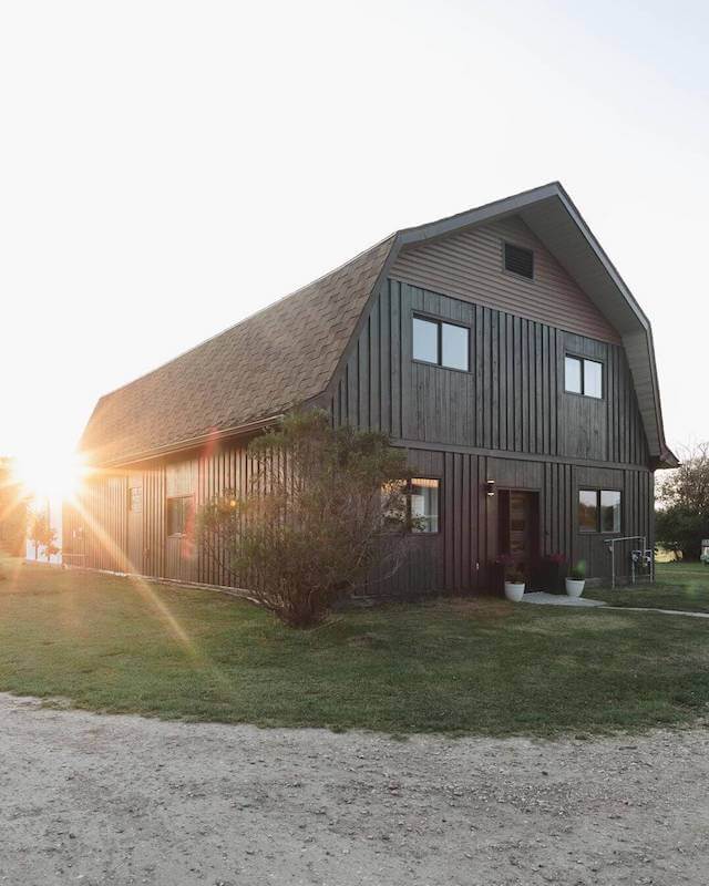 charcoalgrey house color and brown roof