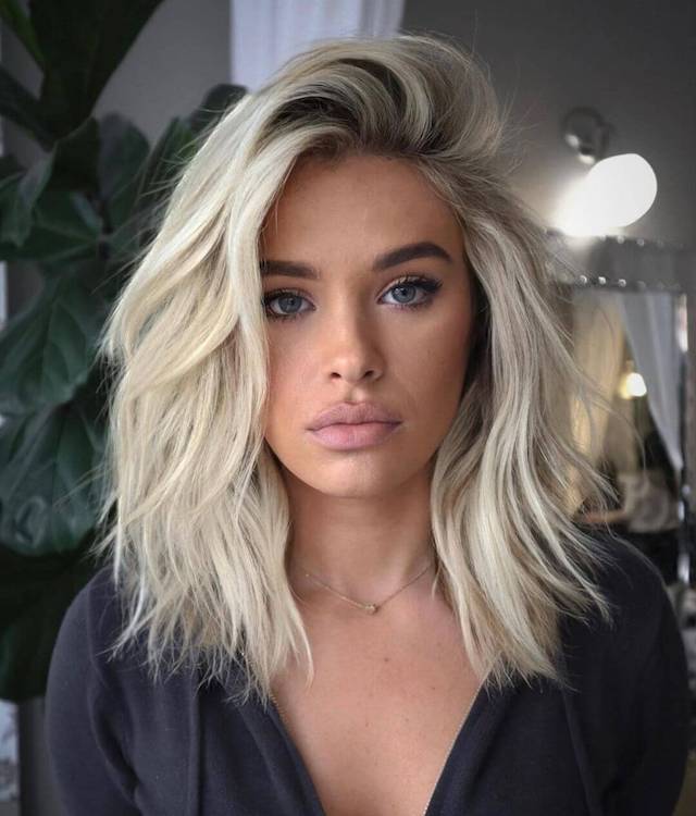 Wavy bob with side swept