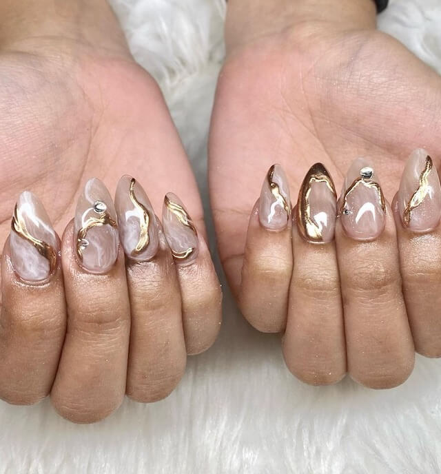 Marbleized metallic nails